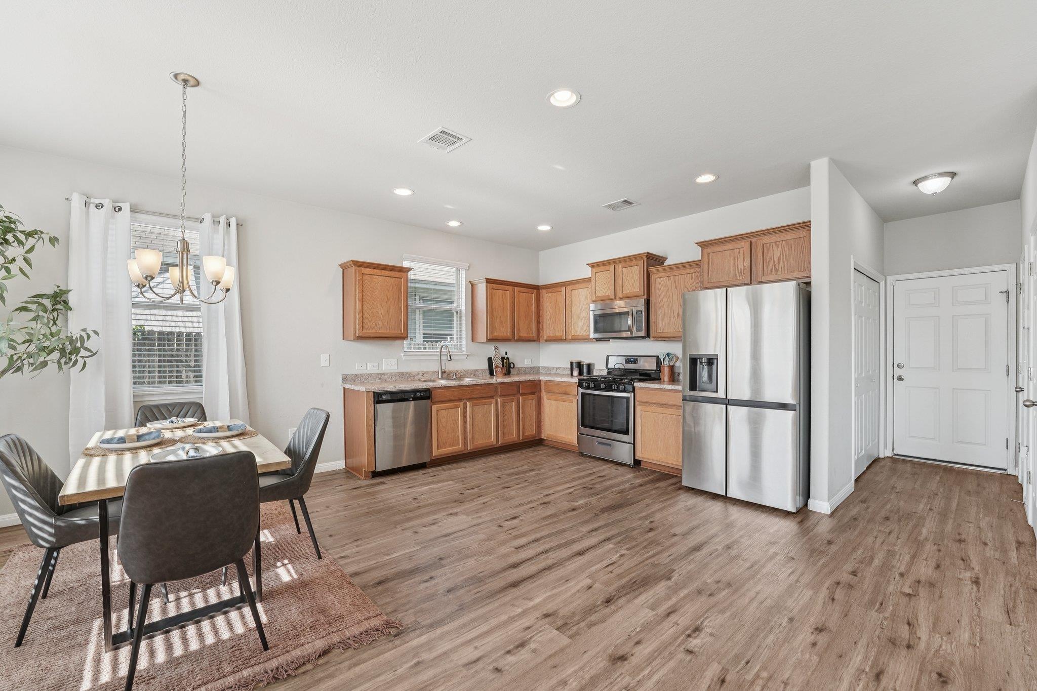528 Twisted Oaks LN