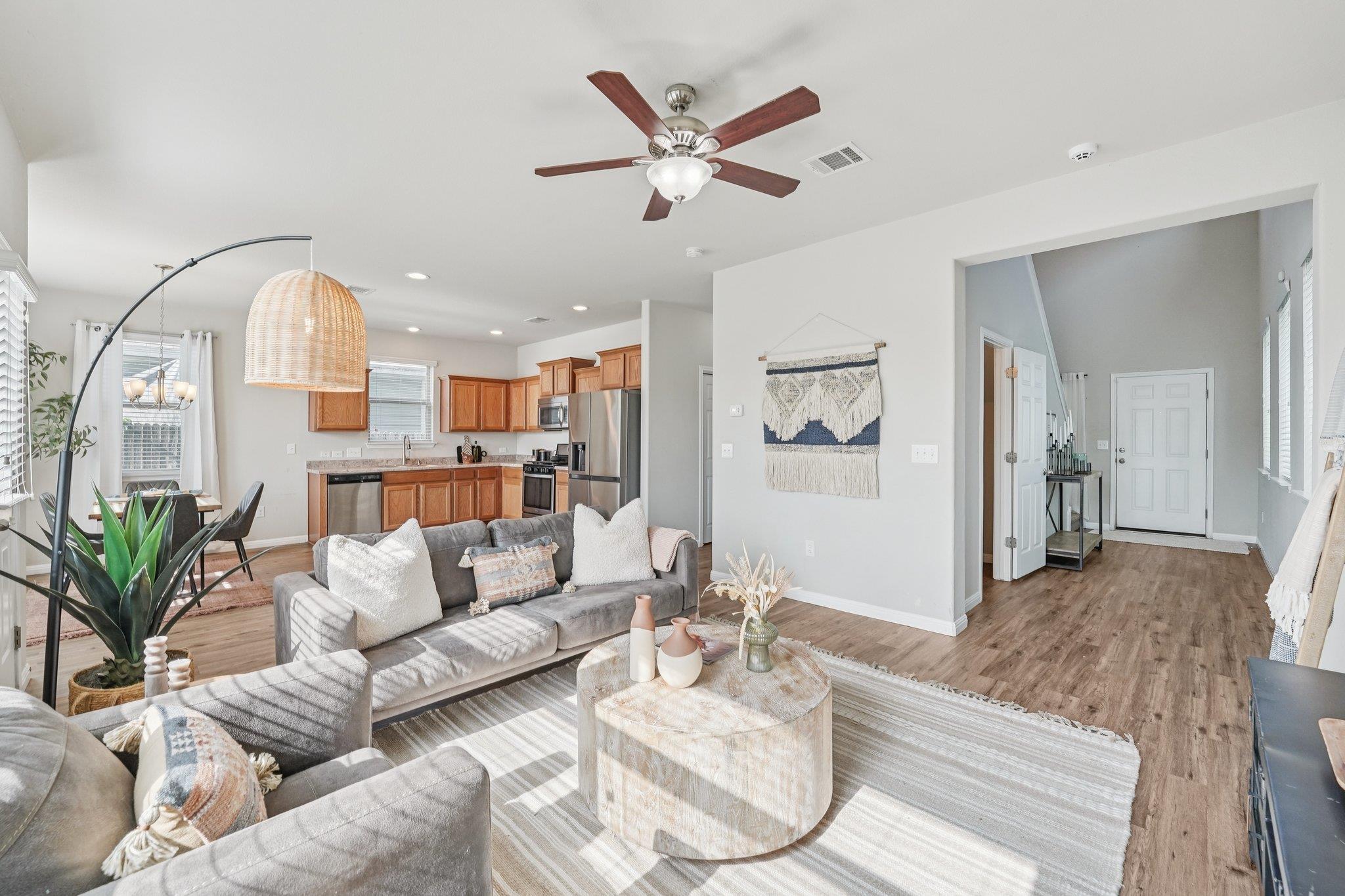 528 Twisted Oaks LN