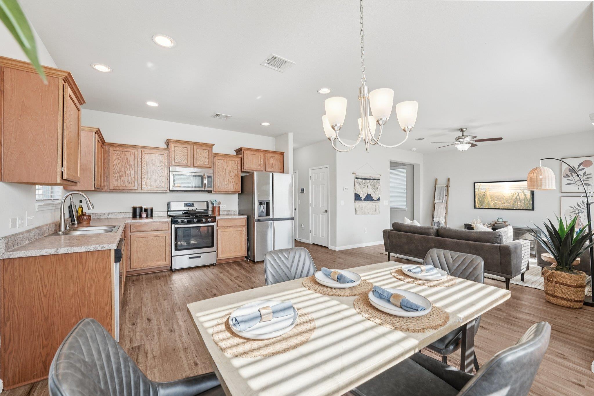 528 Twisted Oaks LN