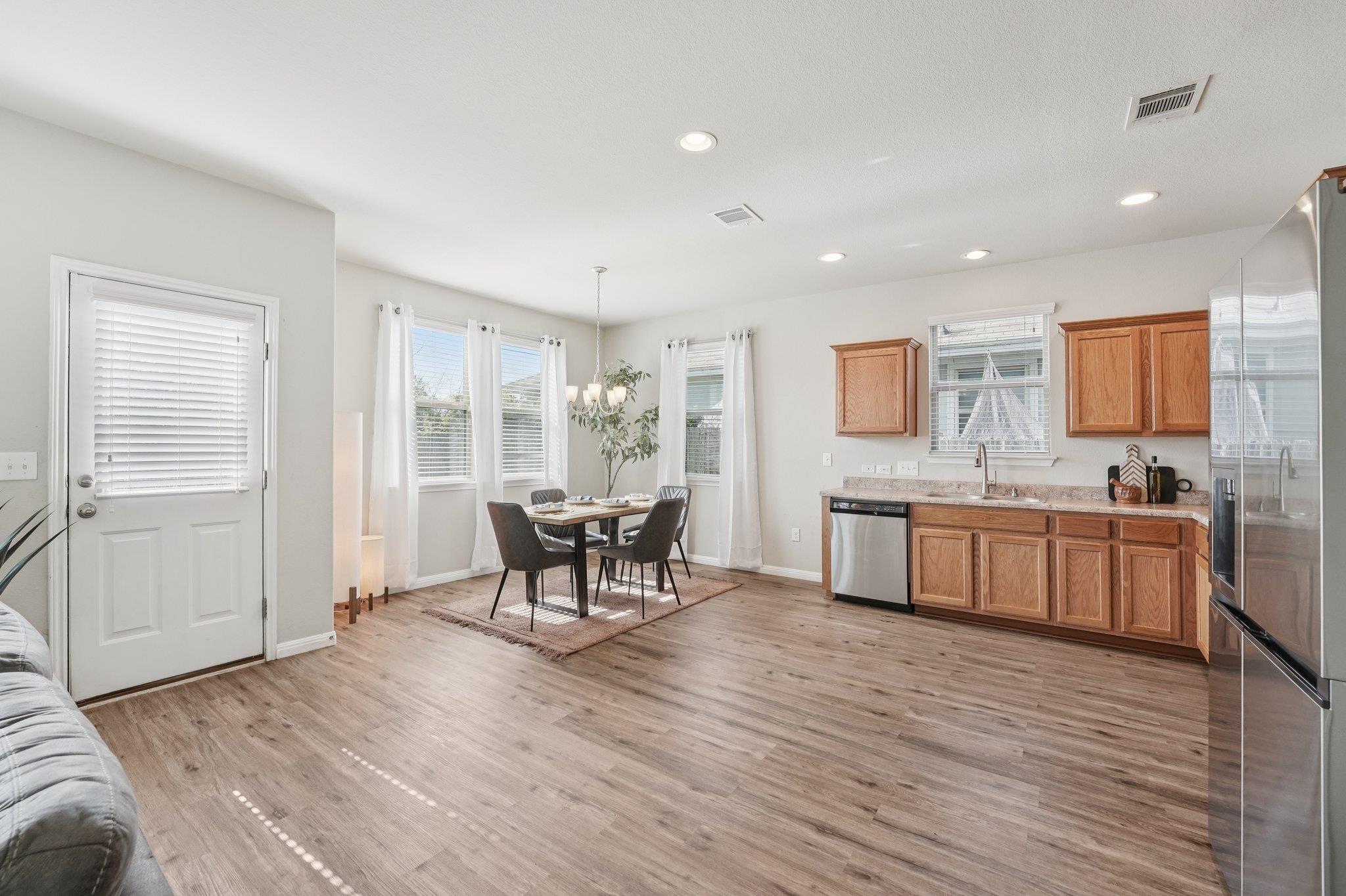528 Twisted Oaks LN