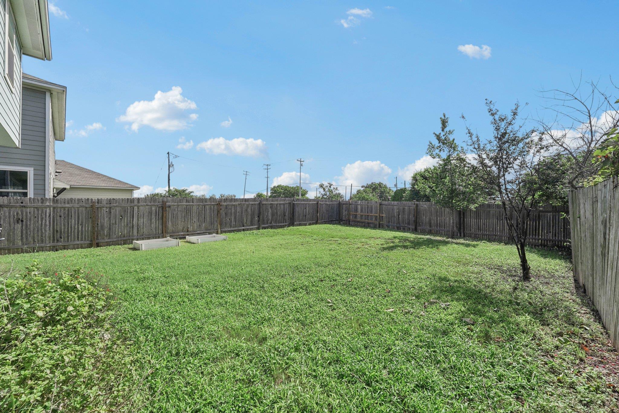 528 Twisted Oaks LN