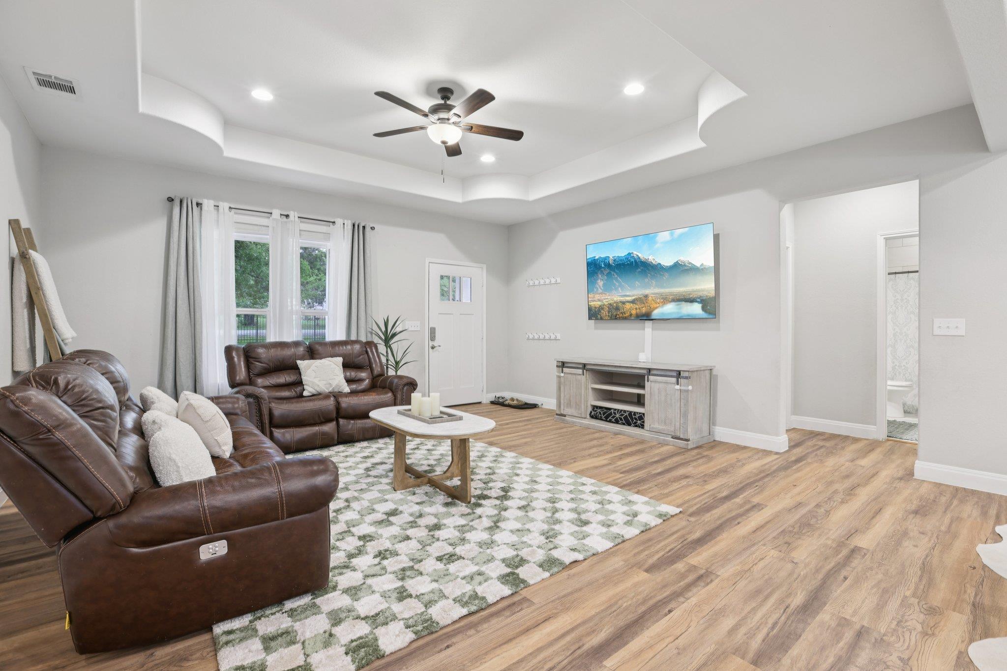 112 Twin Lakes LN