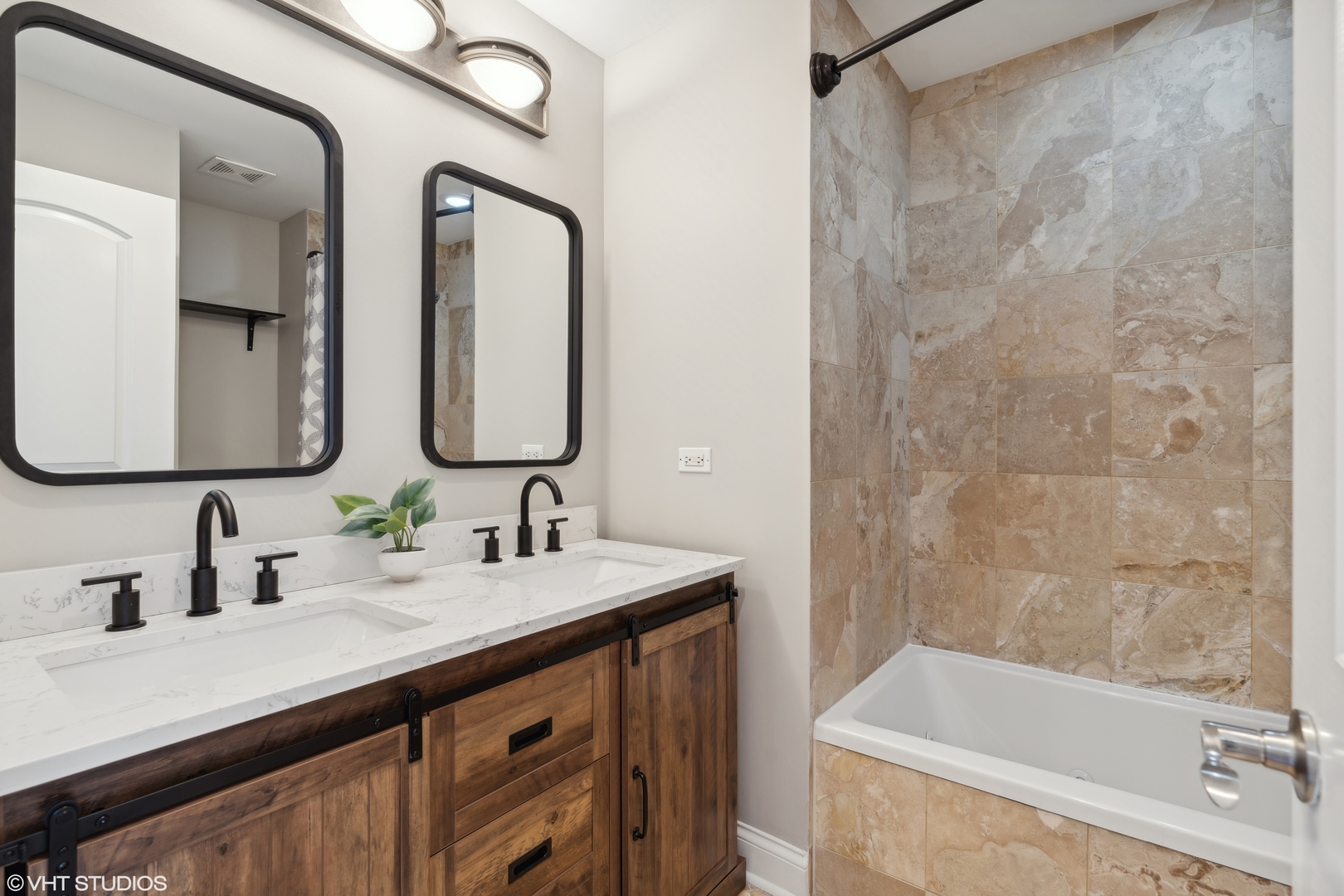 2704 W CORTLAND Street Unit: 2