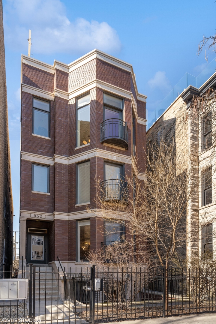952 N Wolcott Avenue Unit: 1