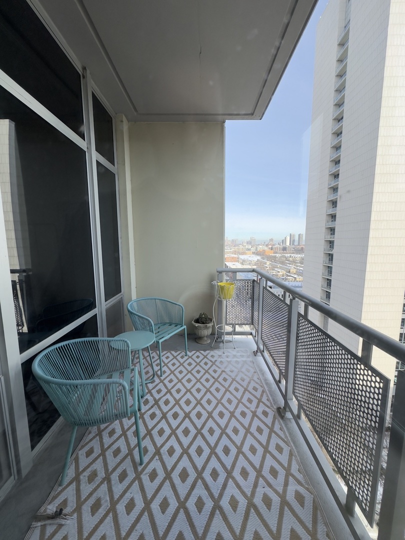 720 N Larrabee Street Unit: 1402