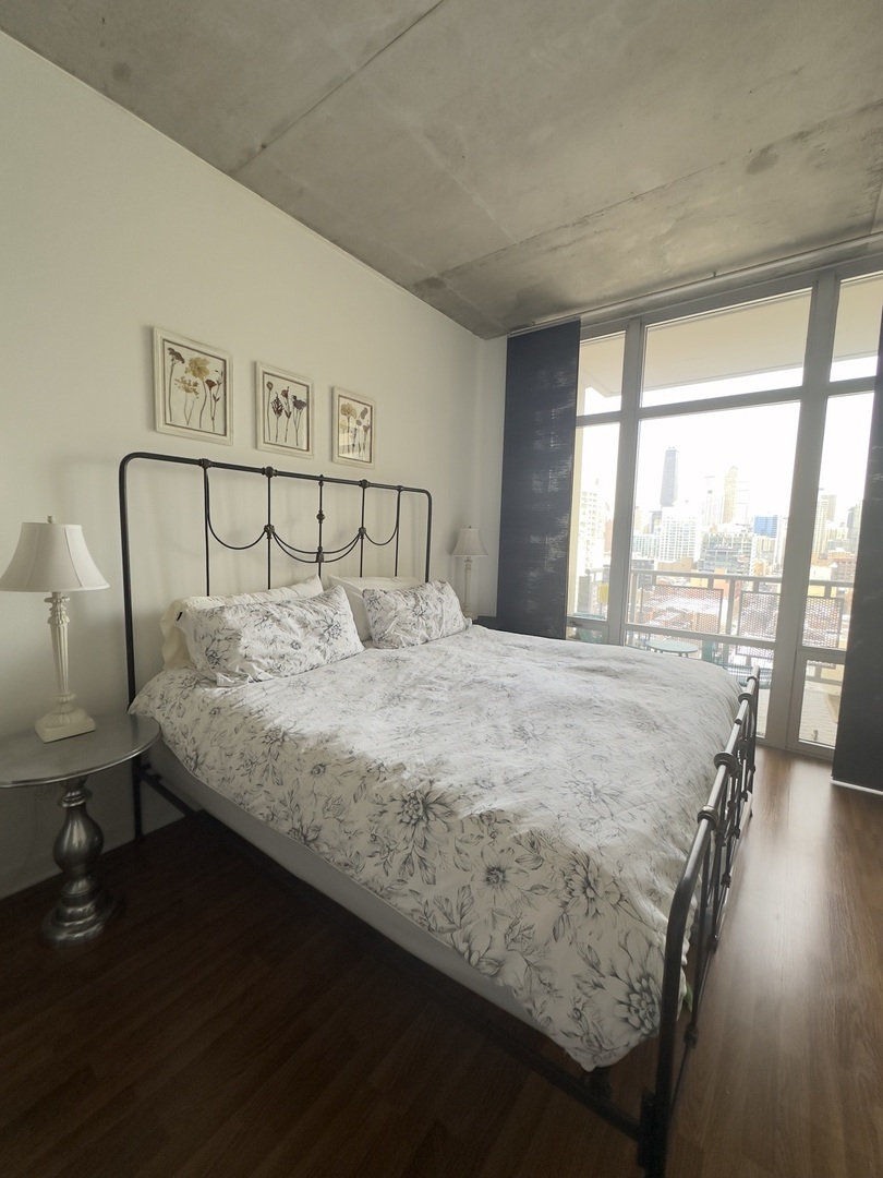 720 N Larrabee Street Unit: 1402