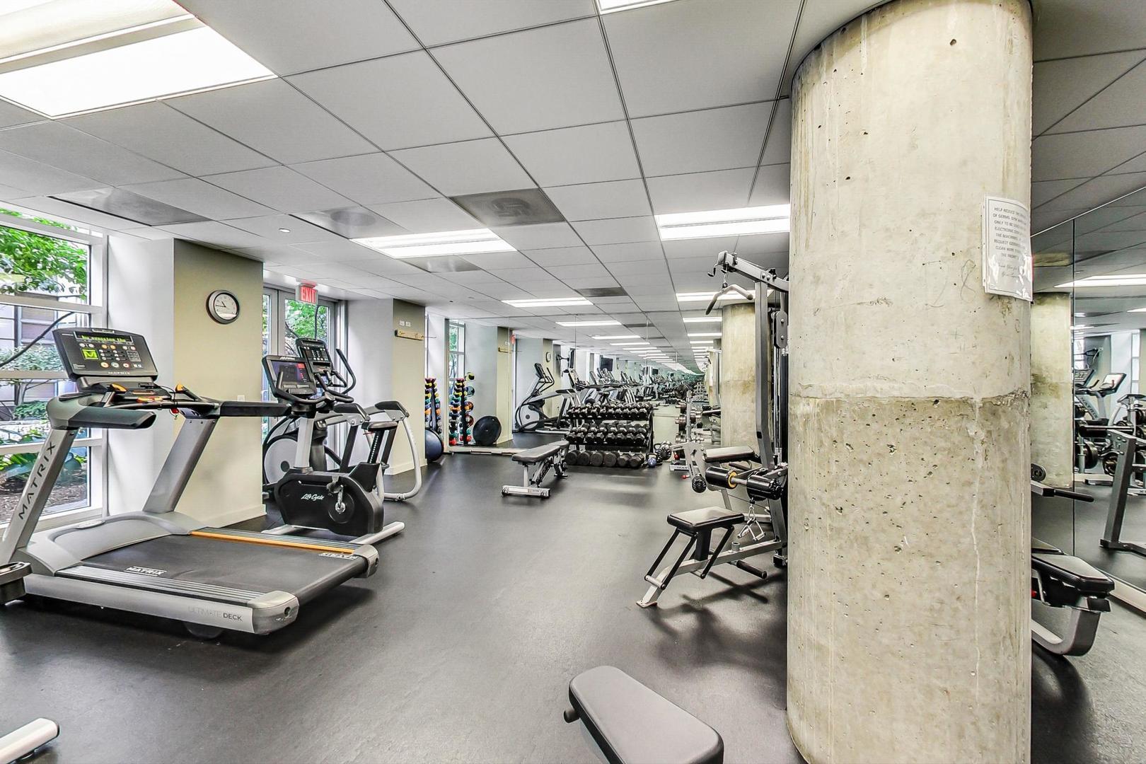 720 N Larrabee Street Unit: 1402