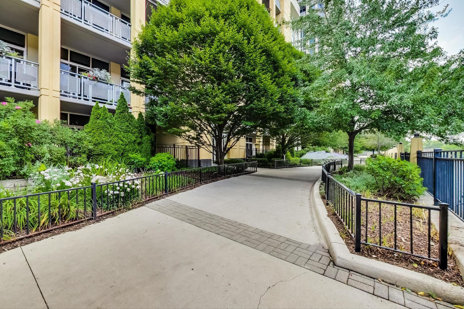 720 N Larrabee Street Unit: 1402
