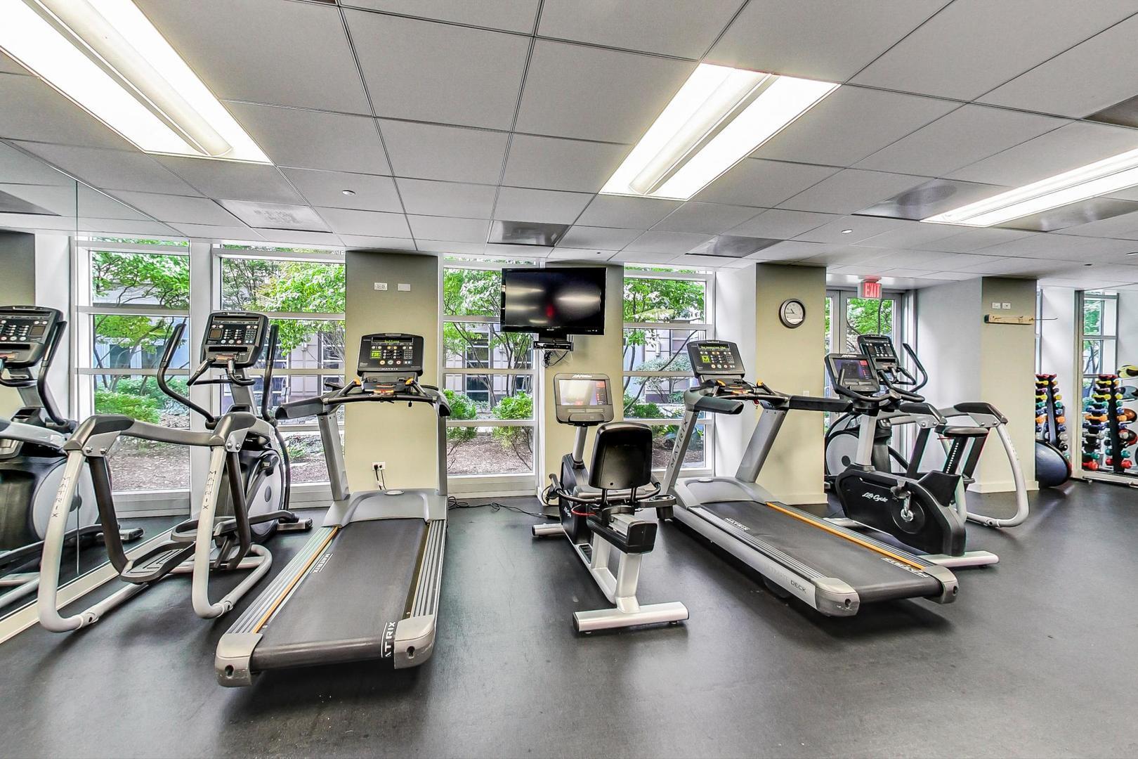 720 N Larrabee Street Unit: 1402