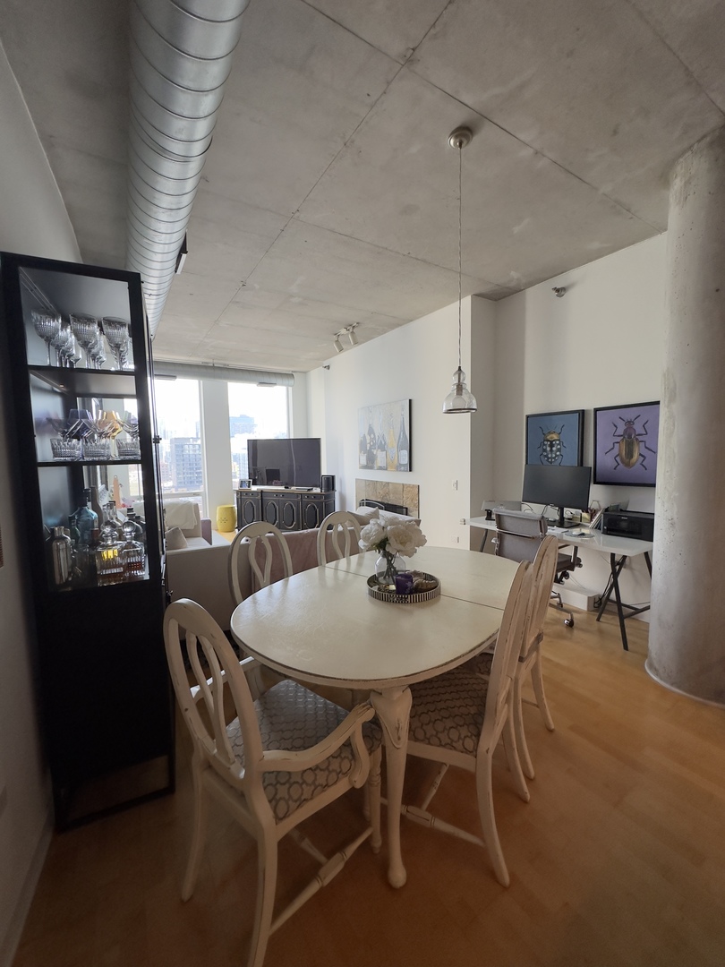 720 N Larrabee Street Unit: 1402