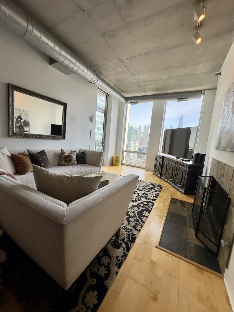 720 N Larrabee Street Unit: 1402