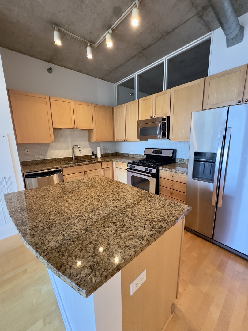 720 N Larrabee Street Unit: 1402