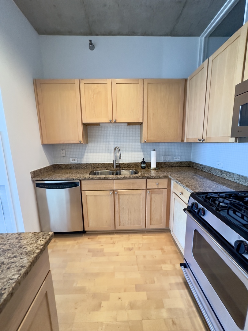 720 N Larrabee Street Unit: 1402