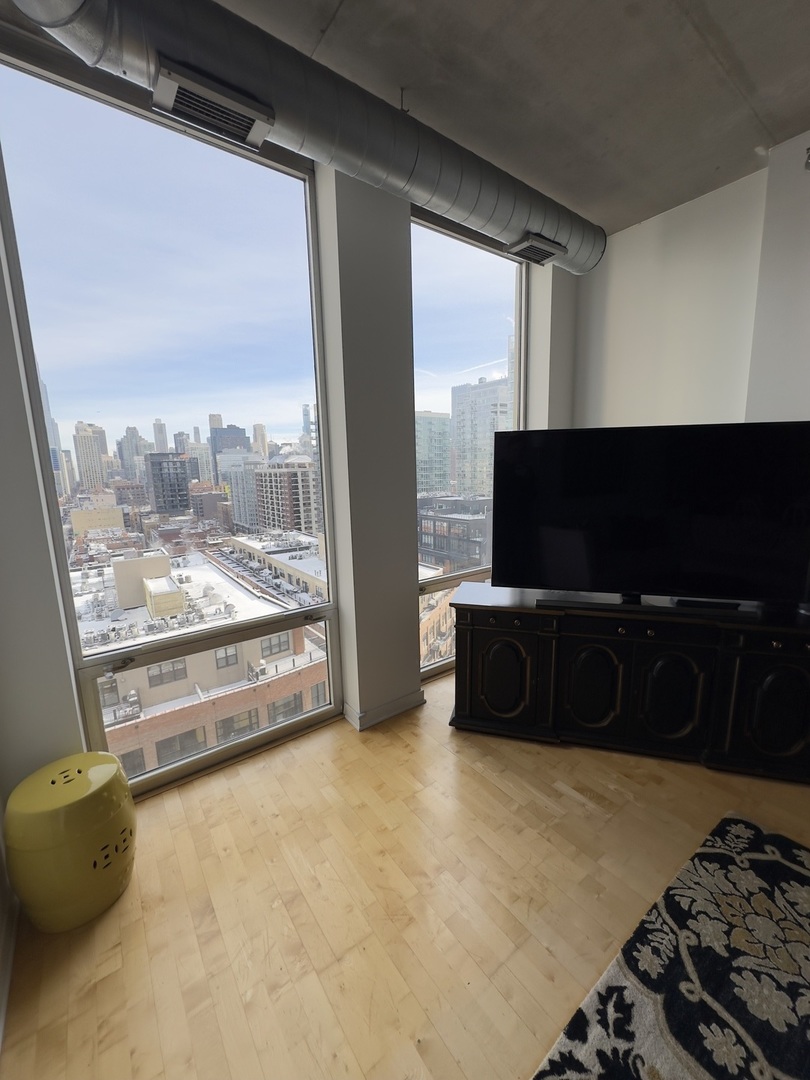 720 N Larrabee Street Unit: 1402