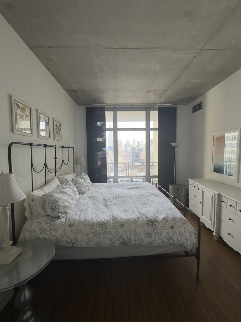 720 N Larrabee Street Unit: 1402