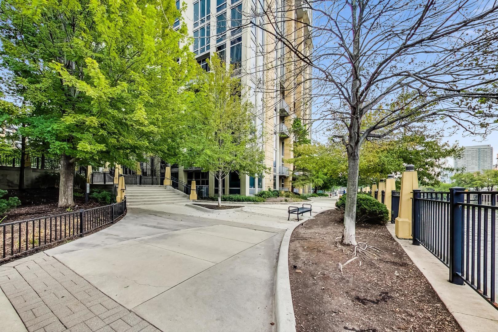 720 N Larrabee Street Unit: 1402