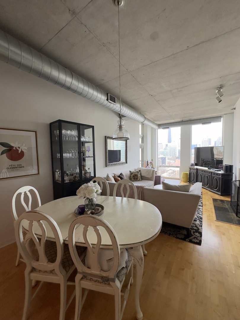 720 N Larrabee Street Unit: 1402