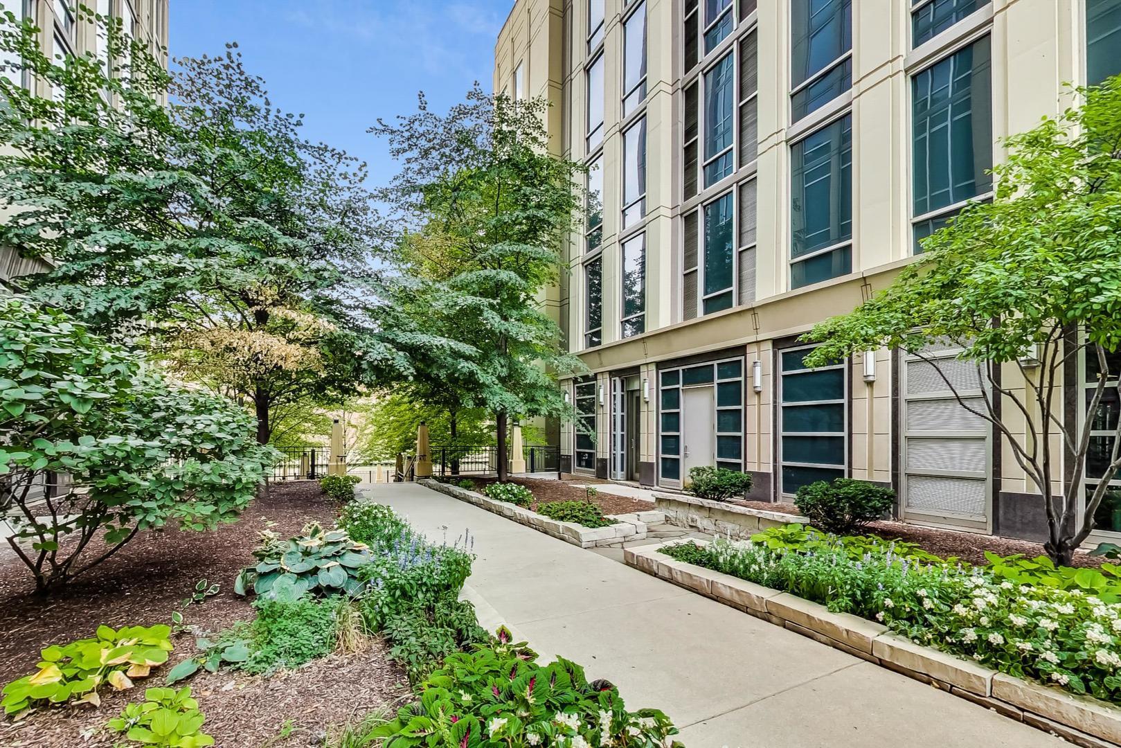 720 N Larrabee Street Unit: 1402
