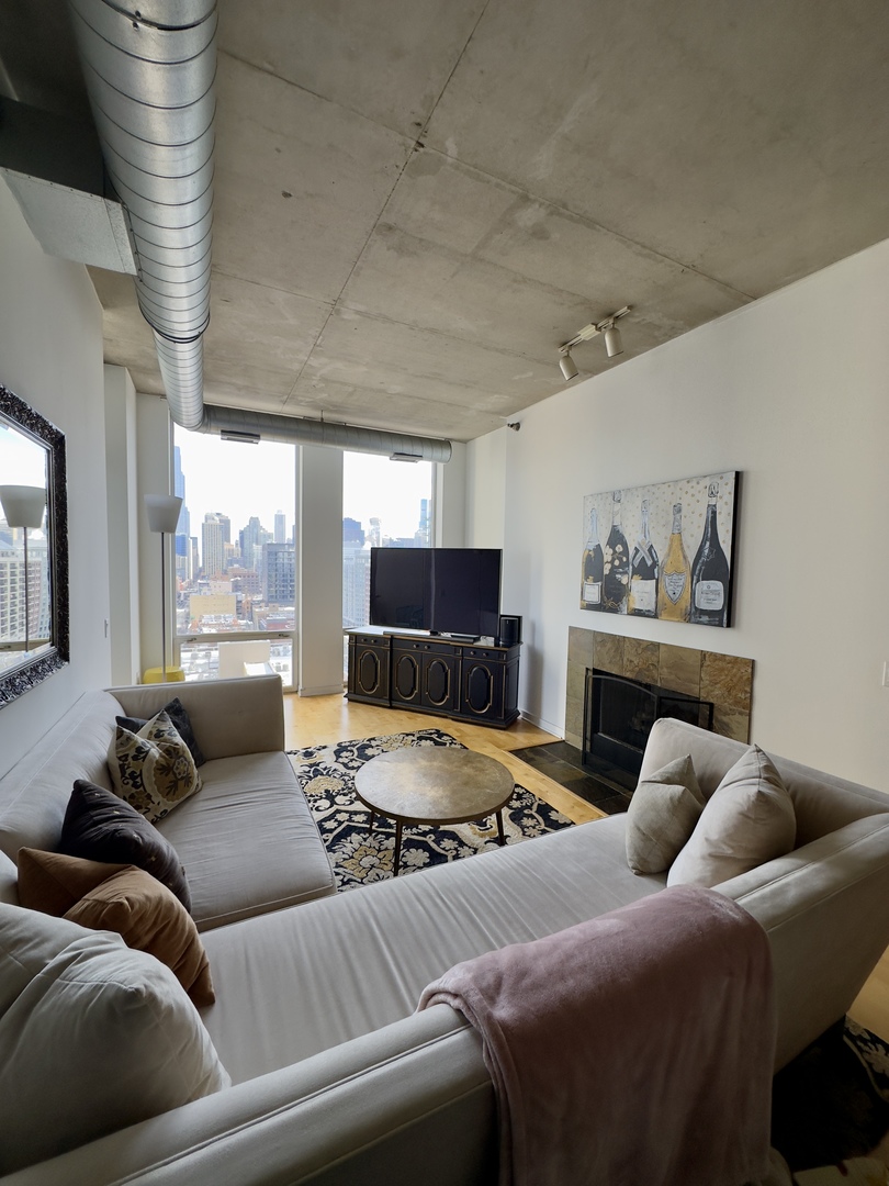 720 N Larrabee Street Unit: 1402