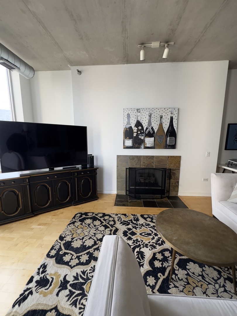 720 N Larrabee Street Unit: 1402