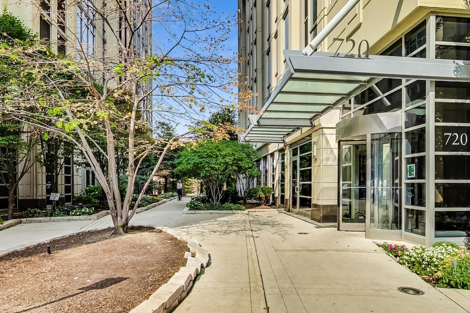 720 N Larrabee Street Unit: 1402