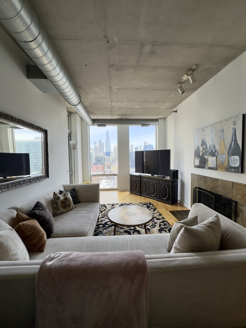 720 N Larrabee Street Unit: 1402