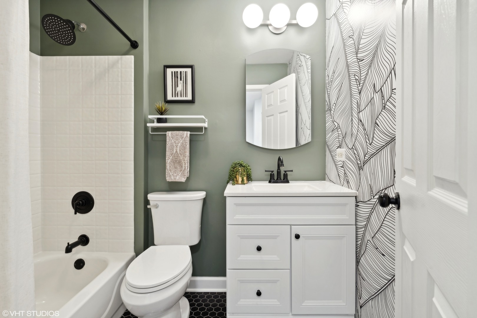 3258 N HAMLIN Avenue