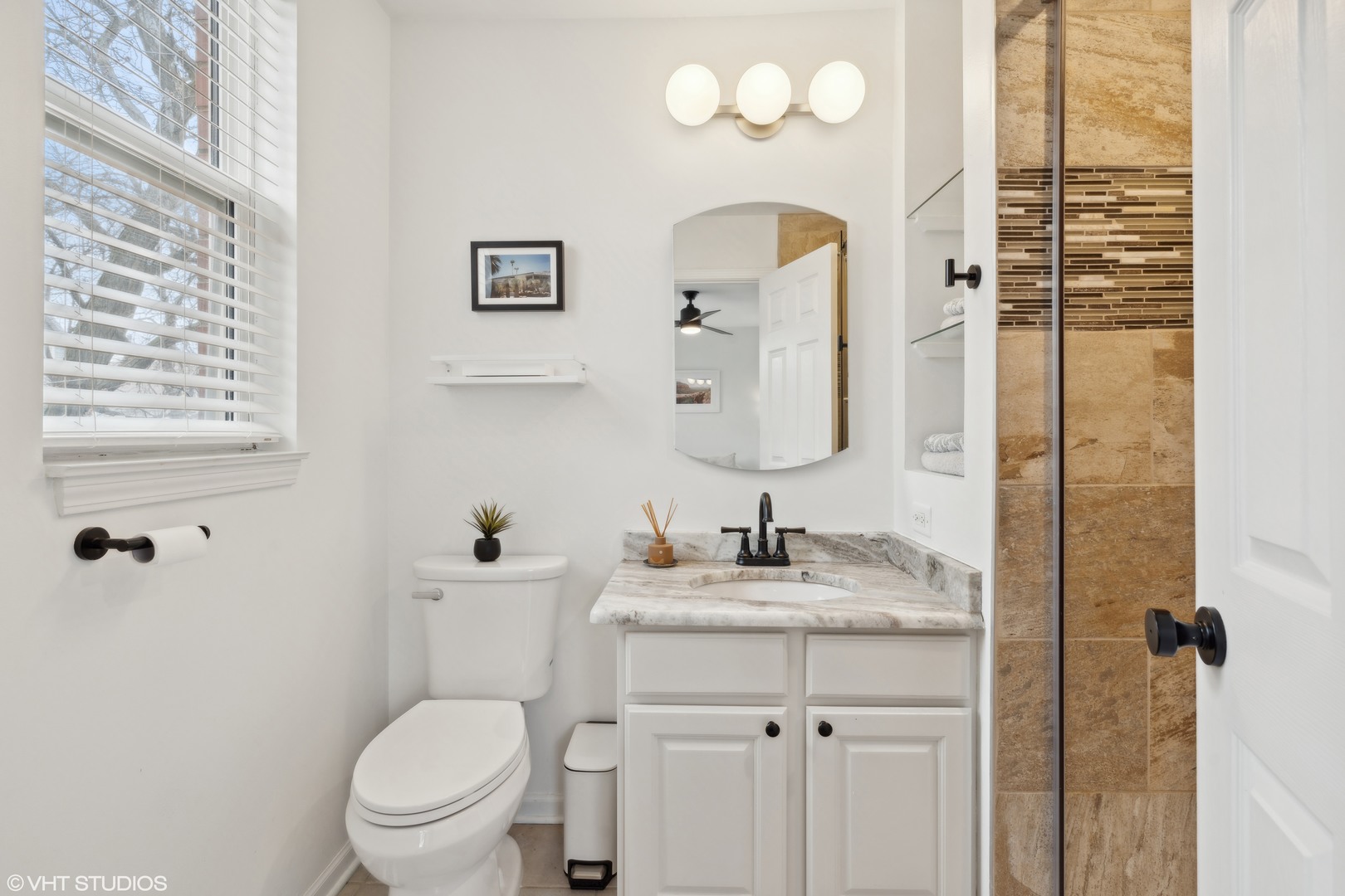 3258 N HAMLIN Avenue