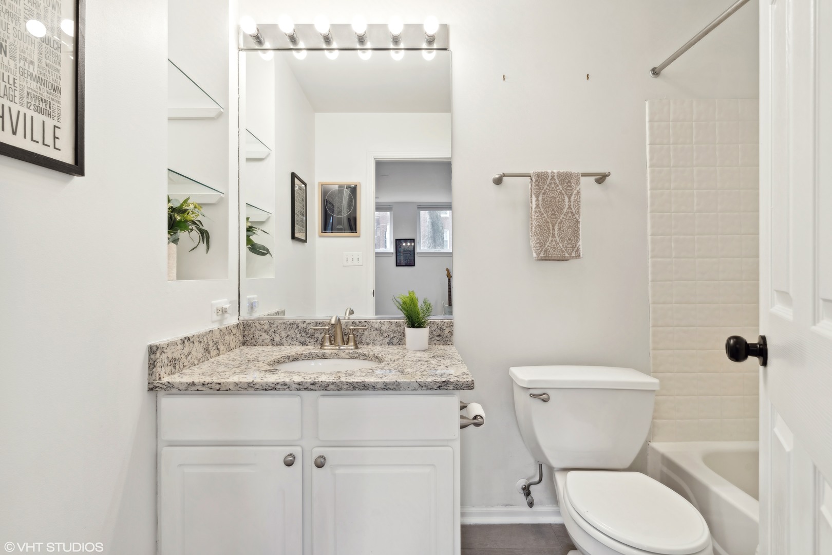 3258 N HAMLIN Avenue