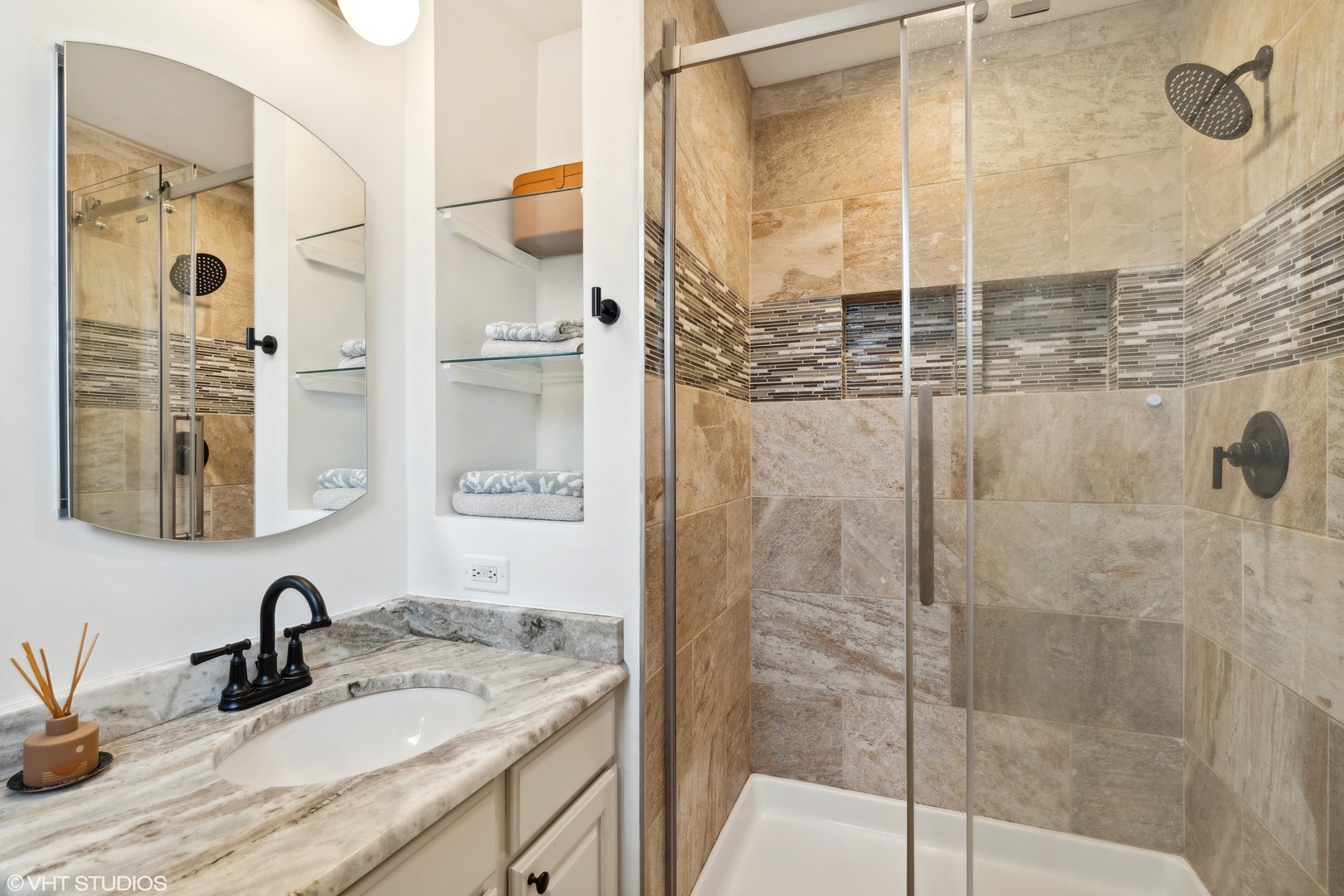 3258 N HAMLIN Avenue