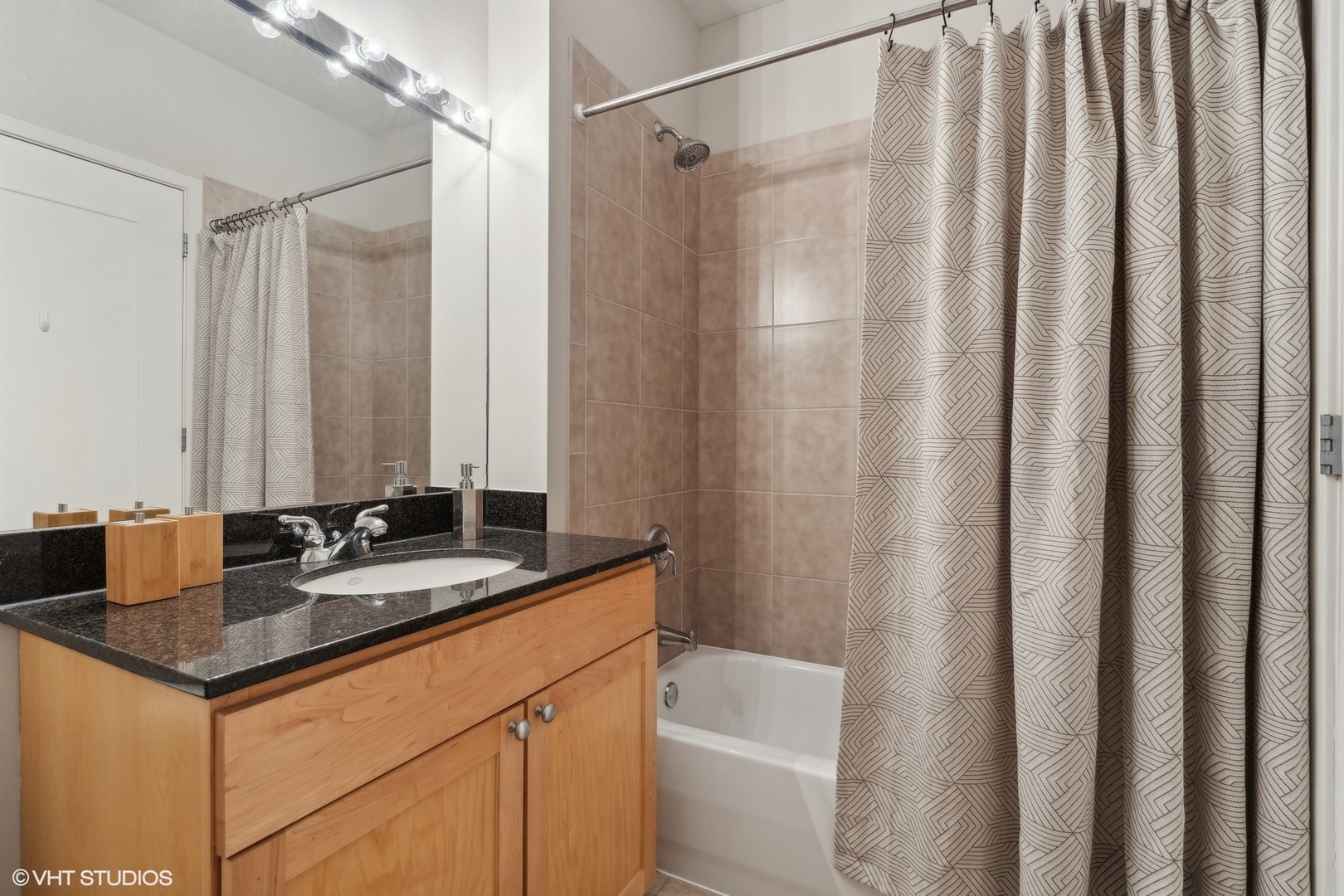 700 N Larrabee Street Unit: 802