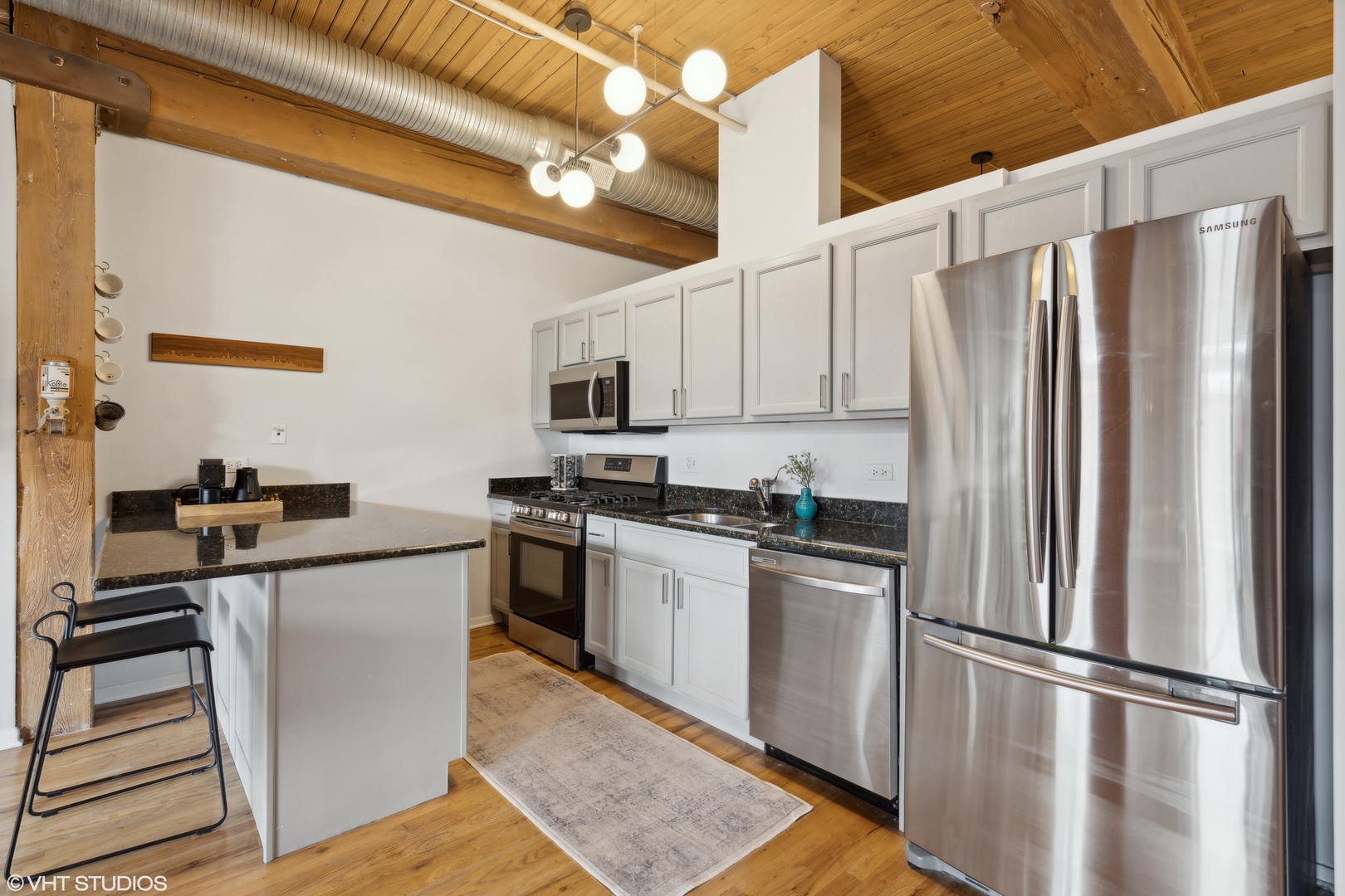2911 N Western Avenue Unit: 208
