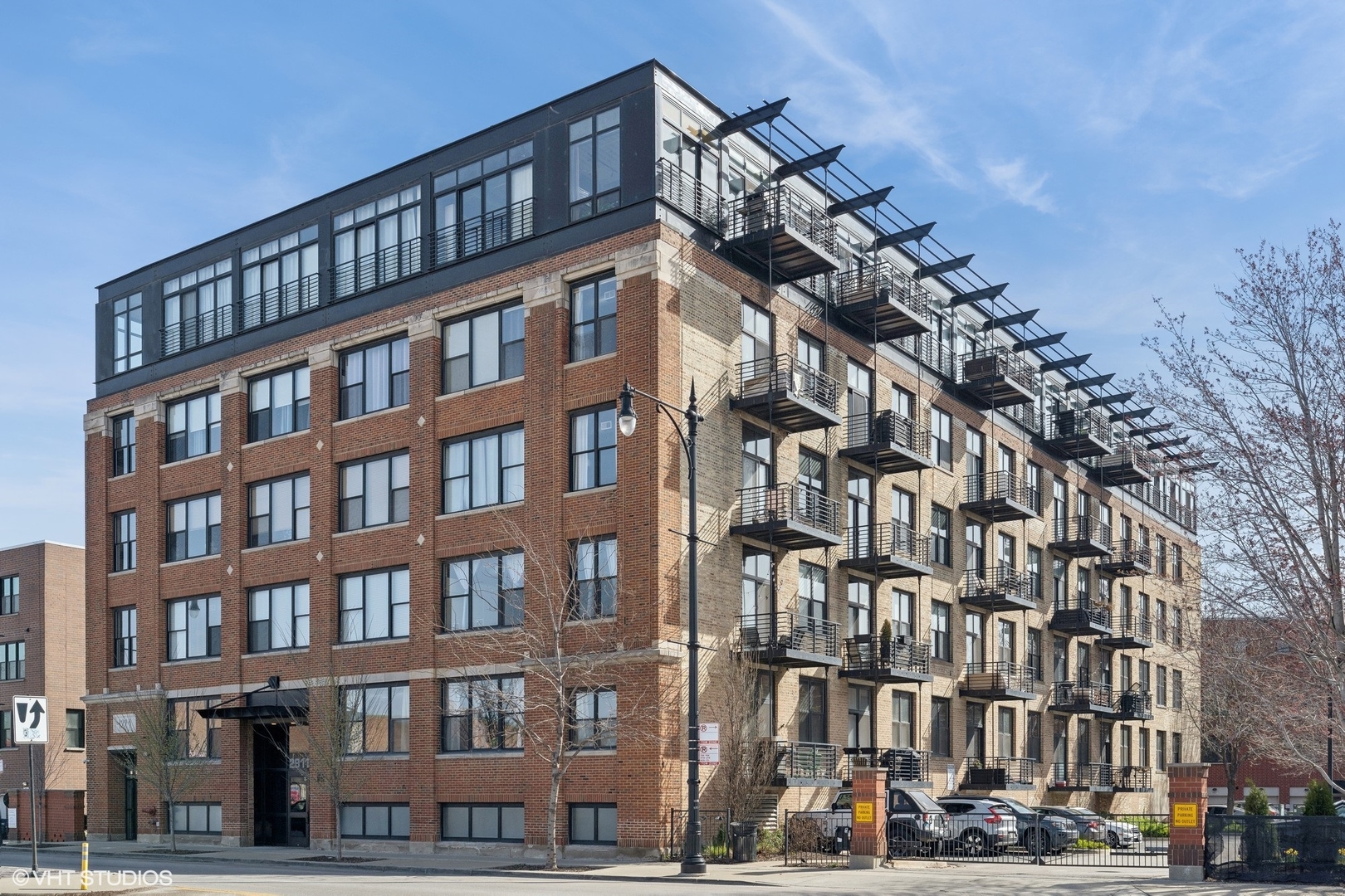2911 N Western Avenue Unit: 208