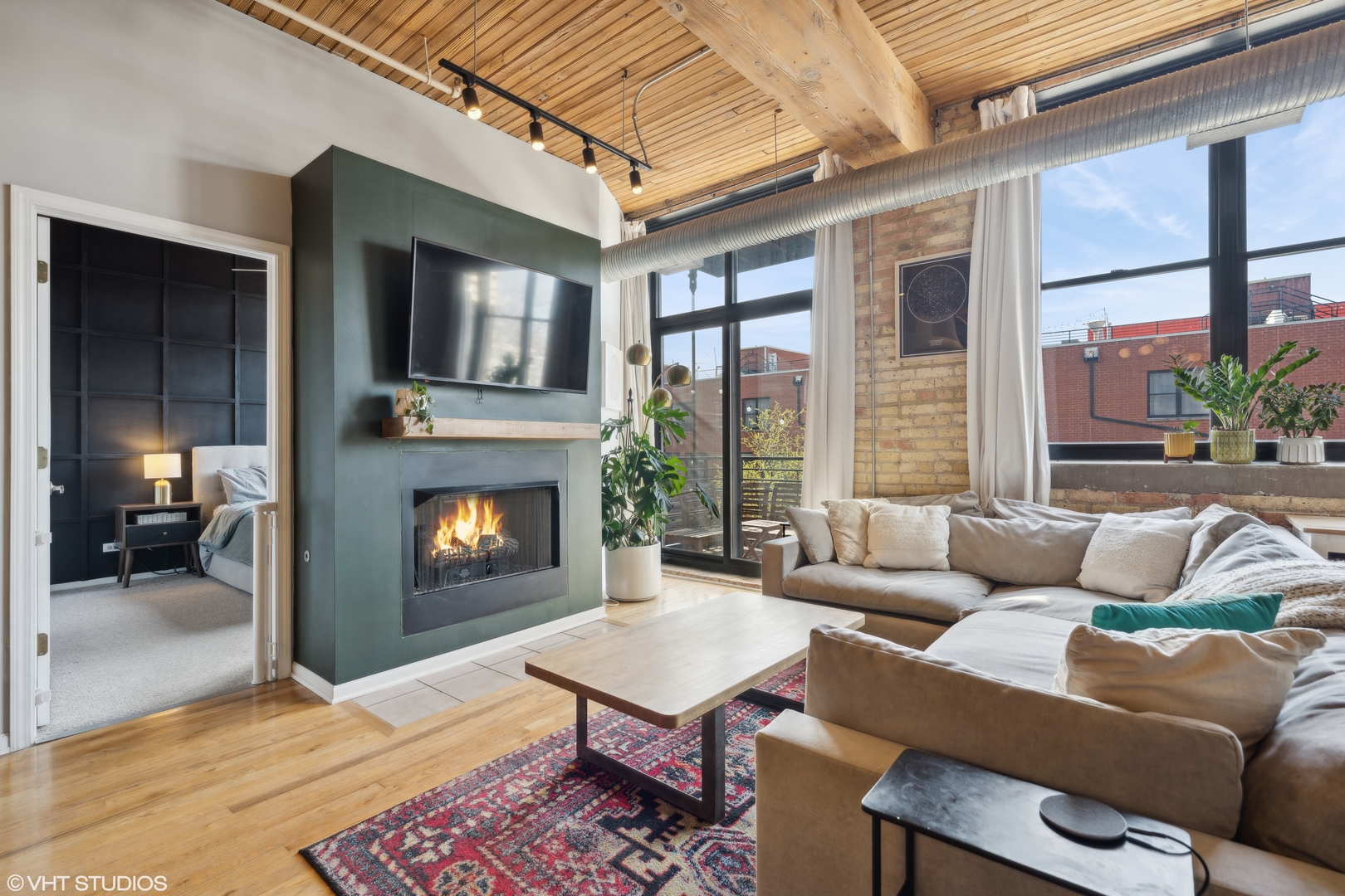 2911 N Western Avenue Unit: 208