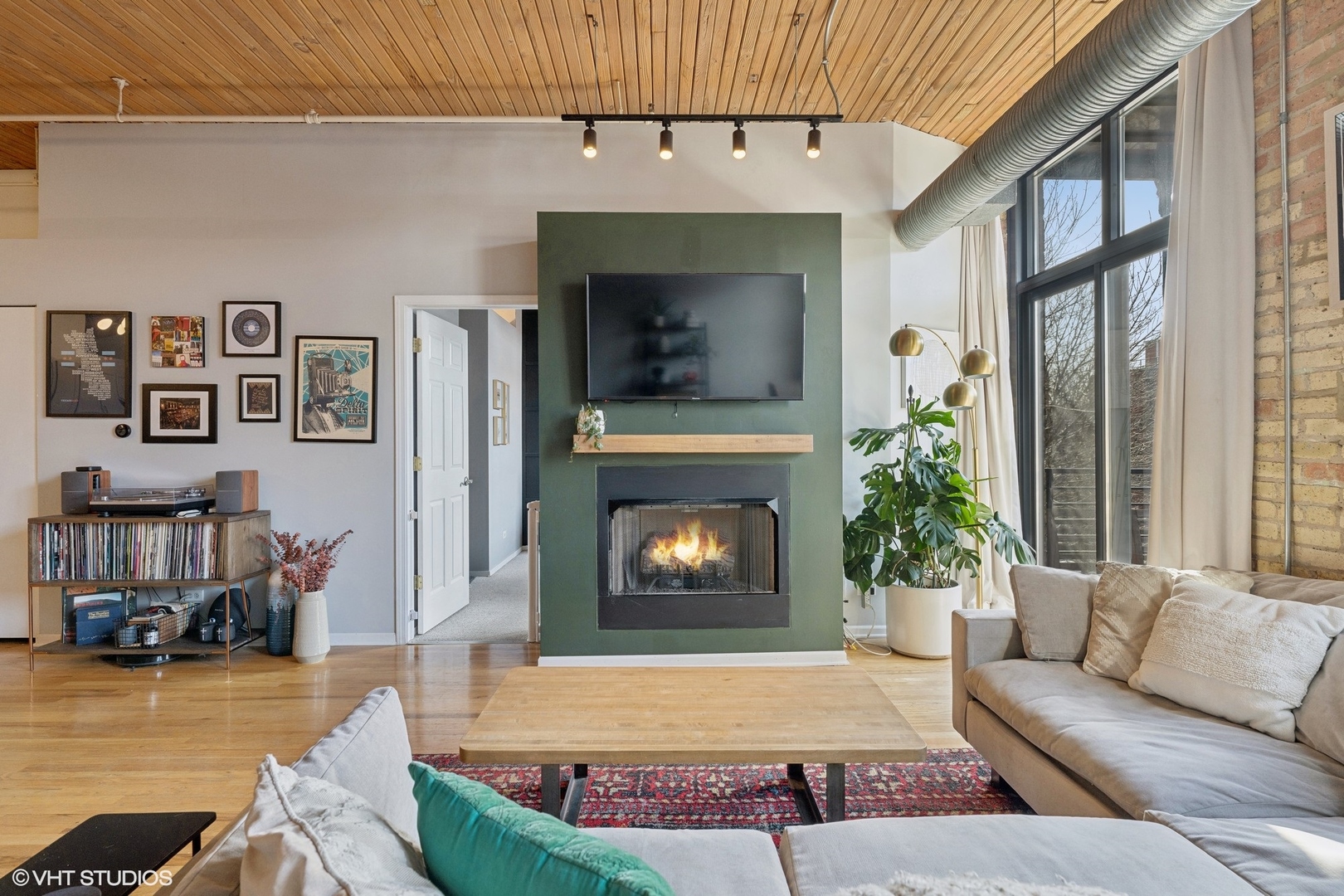 2911 N Western Avenue Unit: 208