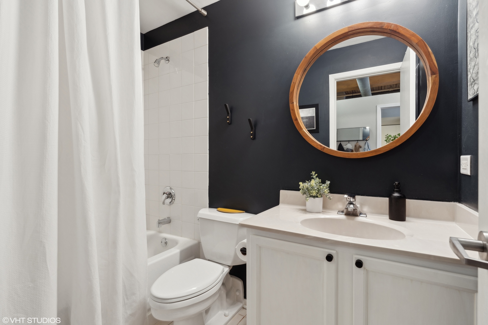 2911 N Western Avenue Unit: 208