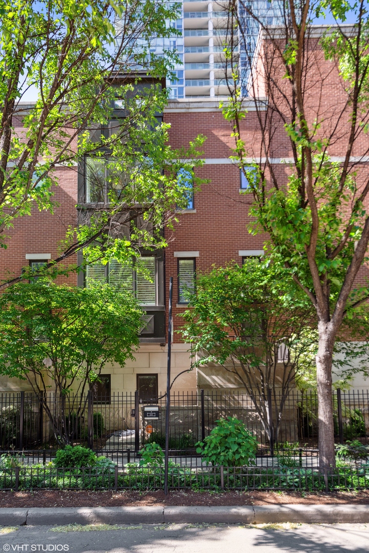 446 W Superior Street