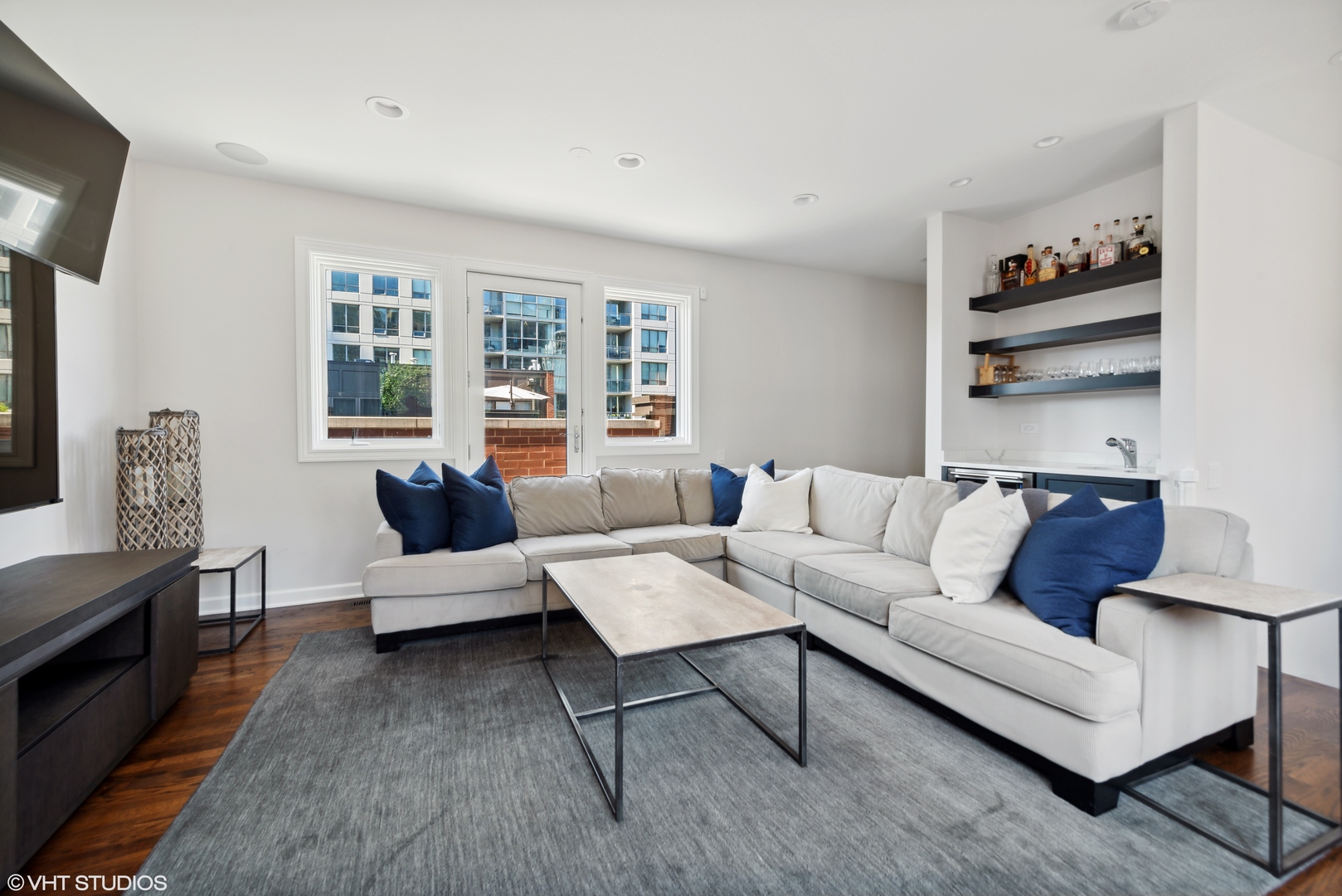 446 W Superior Street