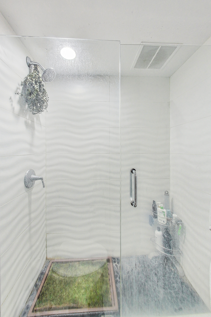 1300 N Astor Street Unit: 8C