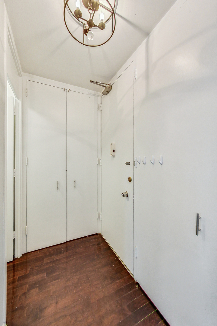 1300 N Astor Street Unit: 8C