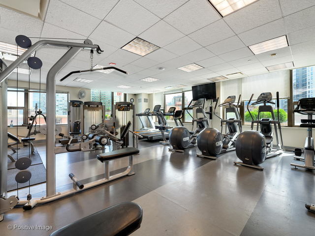 501 N CLINTON Street Unit: 2404