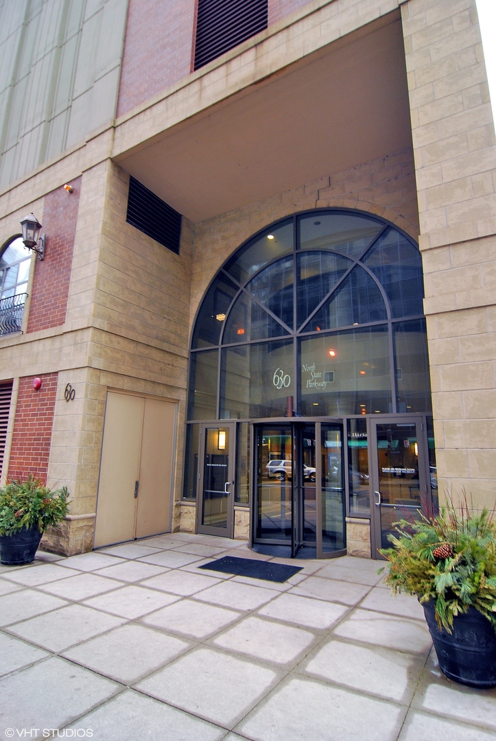 630 N STATE Street Unit: 1309