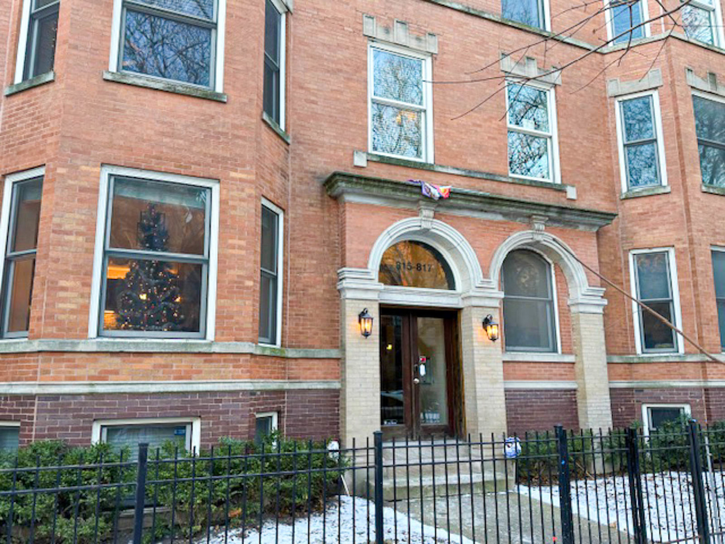 815 W NEWPORT Avenue Unit: 2F