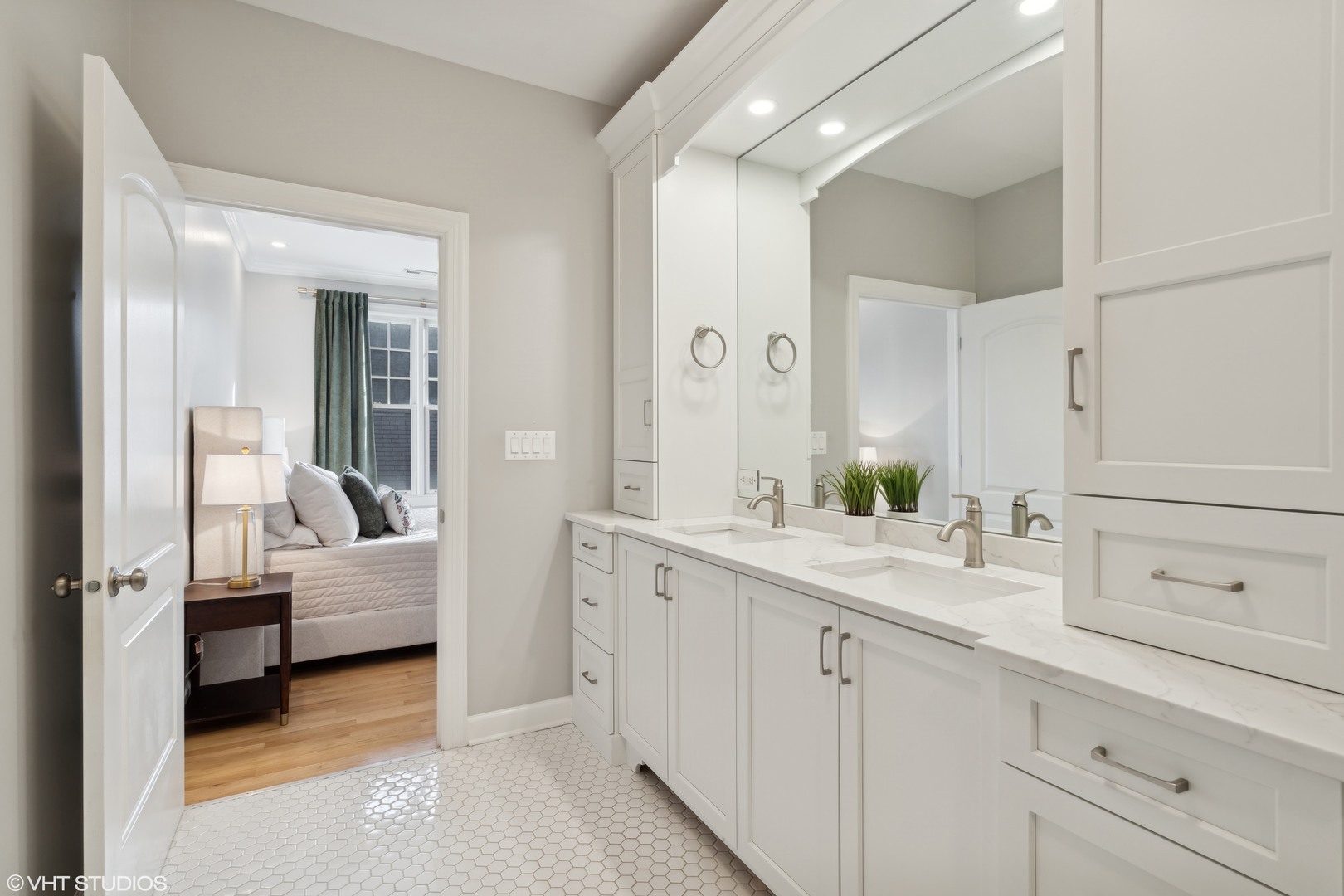3951 N HERMITAGE Avenue Unit: B