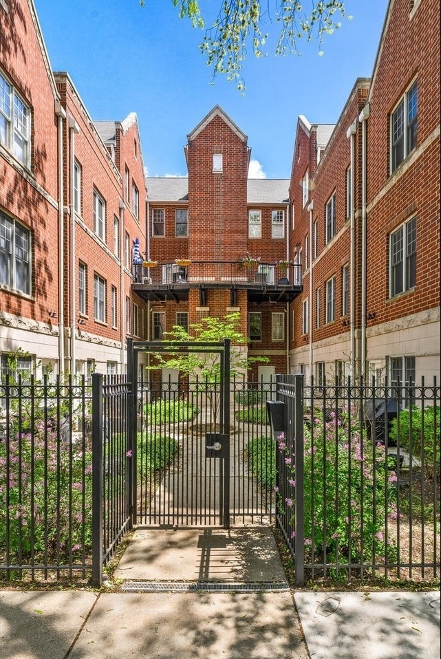 3951 N HERMITAGE Avenue Unit: B