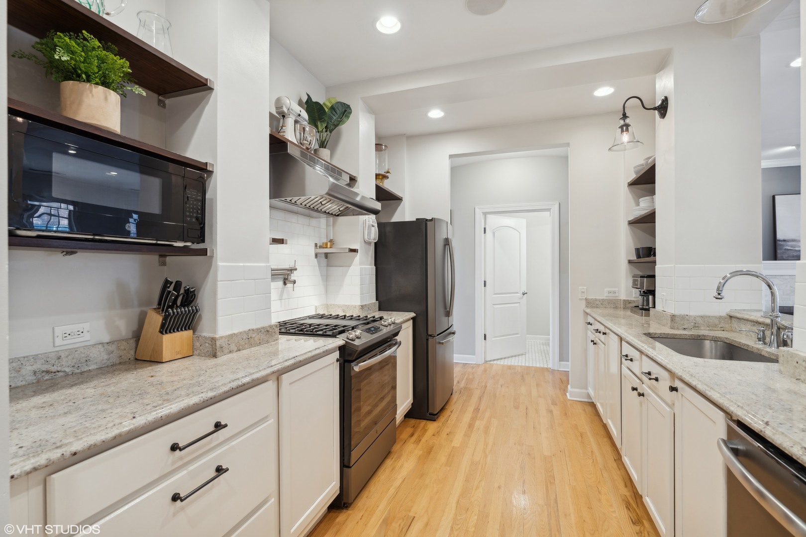3951 N HERMITAGE Avenue Unit: B