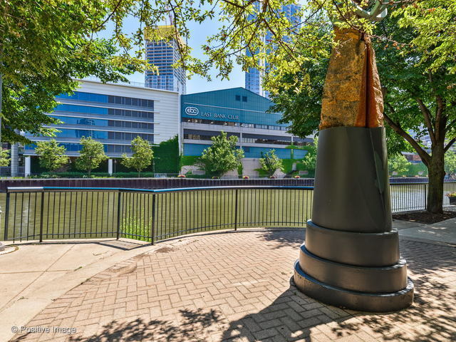 501 N Clinton Street Unit: 1501