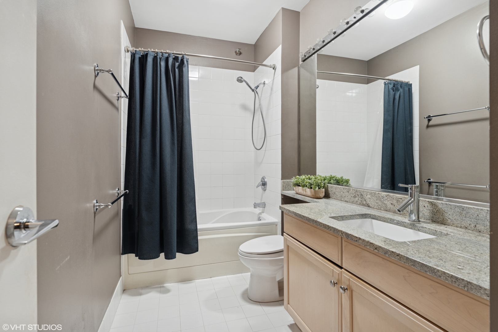 501 N Clinton Street Unit: 1501