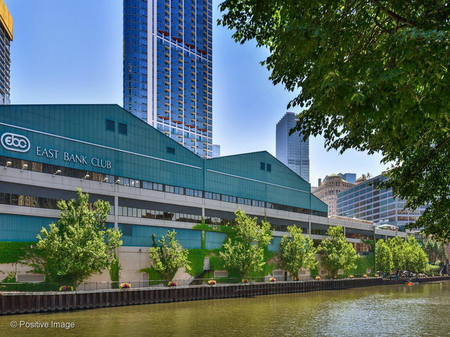 501 N Clinton Street Unit: 1501