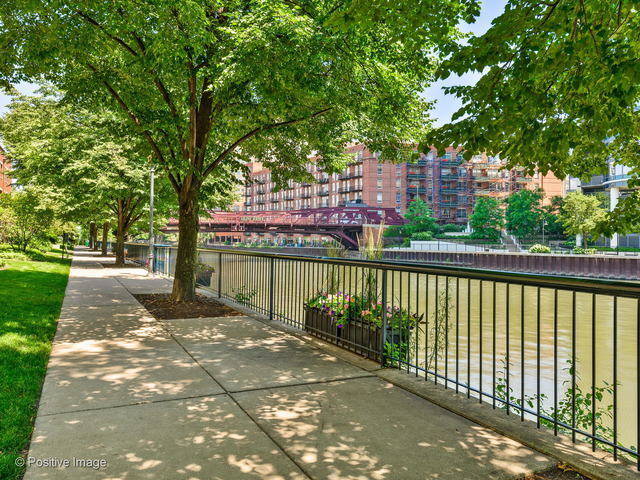 501 N Clinton Street Unit: 1501